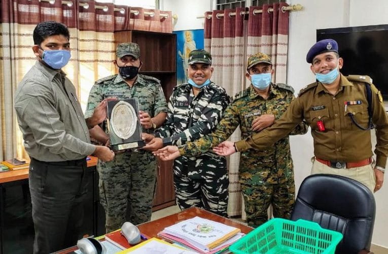 उपायुक्त से मिले सीआरपीएफ के अधिकारी.