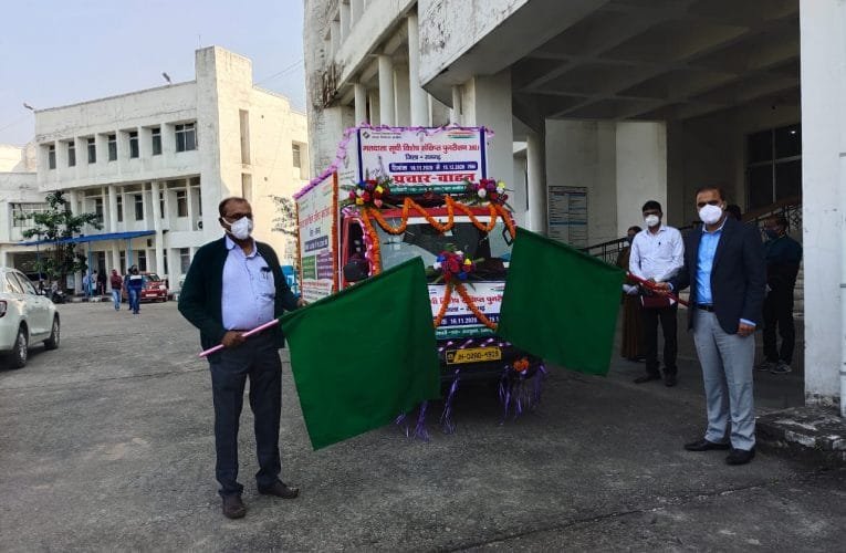 मतदाता जागरूकता रथ को उपायुक्त ने हरी झंडी दिखाकर किया रवाना.