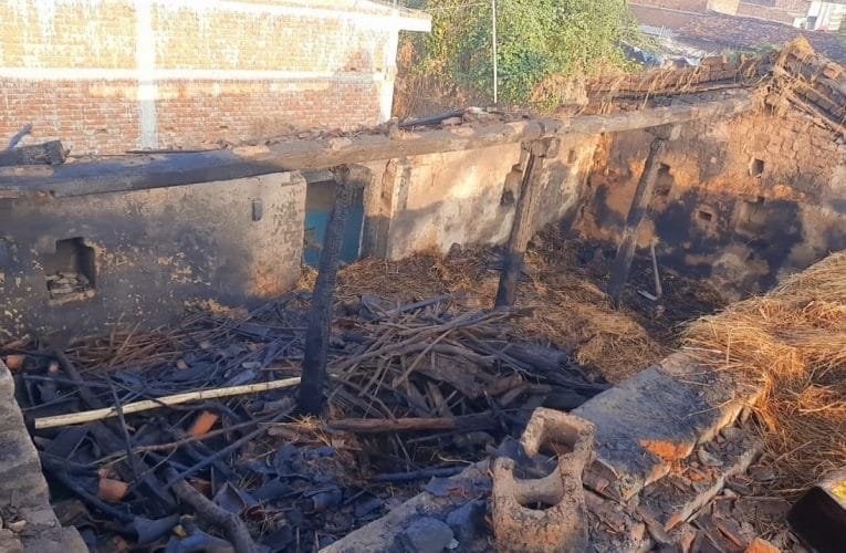 सॉर्ट सर्किट से घर मे लगी आग, लाखो का नुकसान.