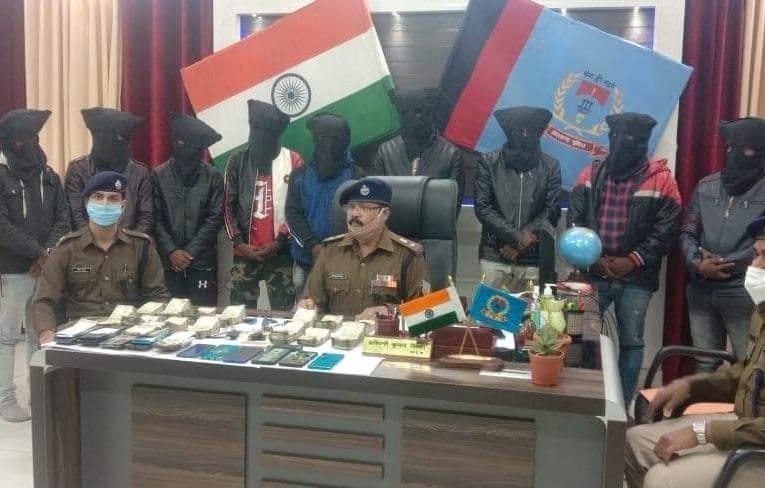 10 साइबर अपराधी गिरफ्तार, भारी मात्रा में कैश बरामद.