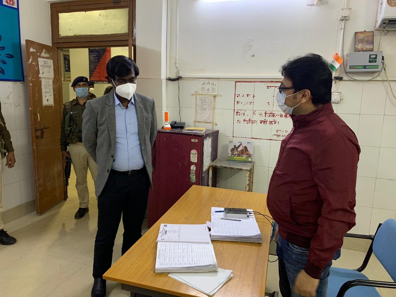 उपायुक्त श्री मंजुनाथ भजंत्री ने रात्रि में किया सदर अस्पताल का औचक निरीक्षण. 4 IMG 20201125 WA0070