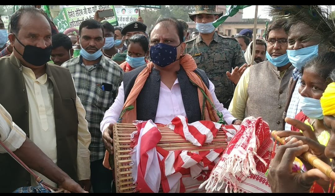 सरना धर्म कोड पारित होने पर मंत्री मिथलेश ठाकुर का जोरदार स्वागत. 4 IMG 20201126 WA0088