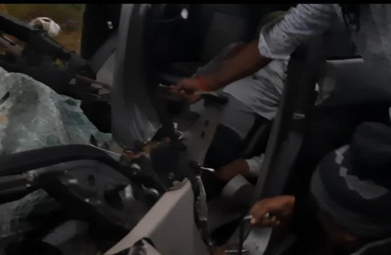 सड़क हादसे में एक ही परिवार के चार लोगों की दर्दनाक मौत.