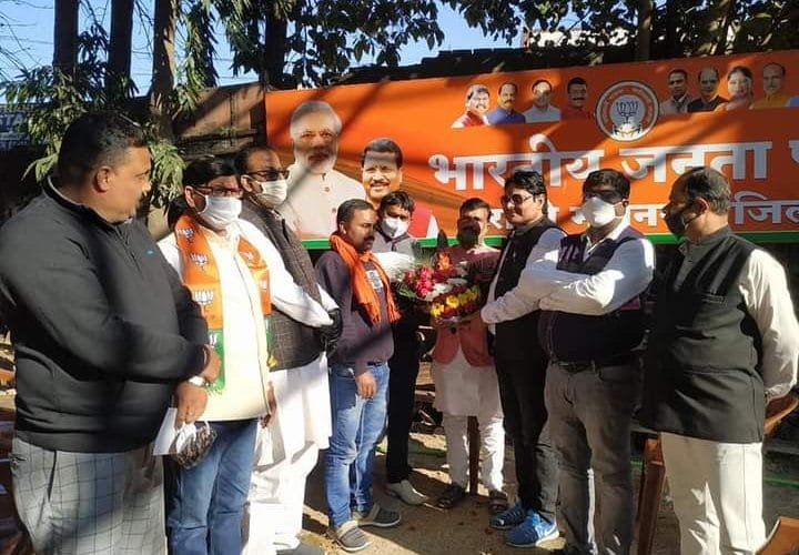 महानगर भाजपा कार्यालय में पूर्व महानगर अध्यक्ष मनोज मिश्रा का कार्यकर्ताओं ने किया स्वागत.