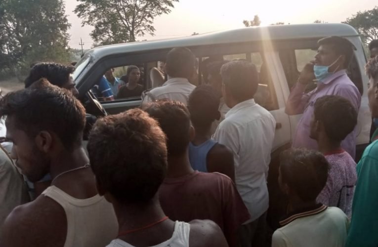 चोरी की बाइक के साथ ग्रामीणों ने एक चोर को  पकड़ा  जमकर की धुनाई