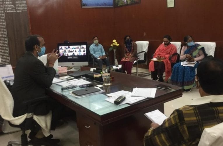 हजारीबाग जिले के डीसी आदित्य कुमार आनन्द ने सोमवार को अपने कार्यालय कझ में प्रखण्ड स्तरीय अधिकारियों से विडियो कॉन्फ्रेंसिंग के माध्यम से बैठक की.