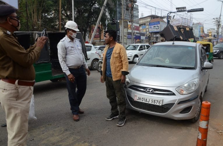 कोविड-19 के संक्रमण के रोकथाम को  लेकर रांची में चला मास्क चेकिंग ड्राइव.