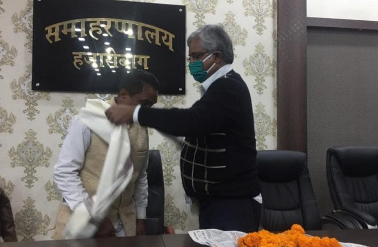 हजारीबाग जिले के डीसी के सेवानिवृत्त आदेशपाल विश्वनाथ प्रजापति को दी गयी विदाई.