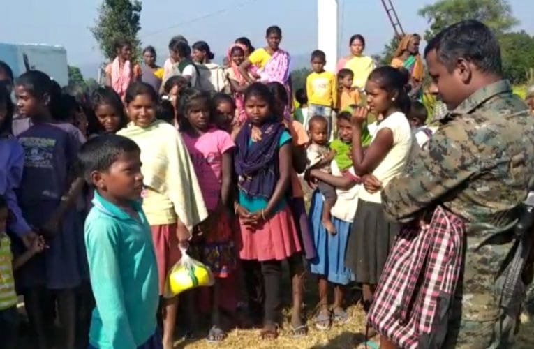 नक्सलियों के गढ़ में घुसे एसपी, इनामी नक्सली रविंद्र गंझू की तलाश.