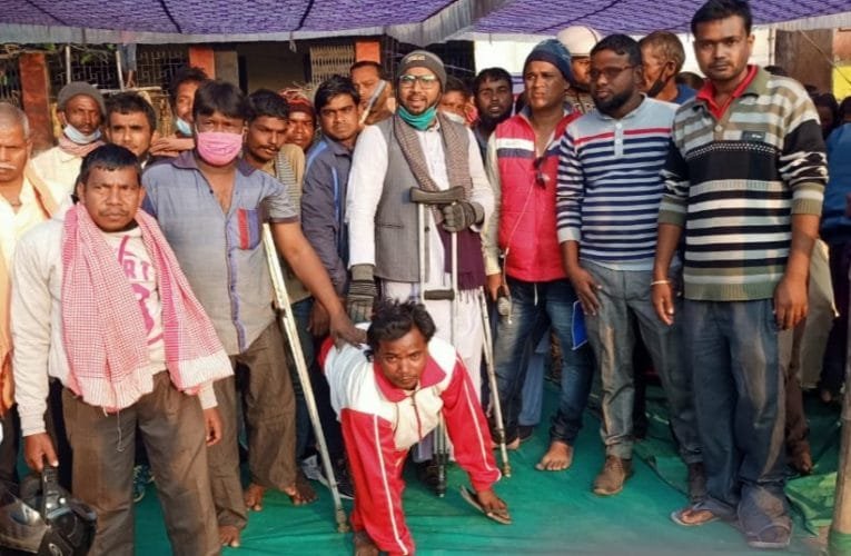 विश्व दिव्यांग दिवस के मौके पर दिव्यांग जनों का धरना प्रदर्शन.