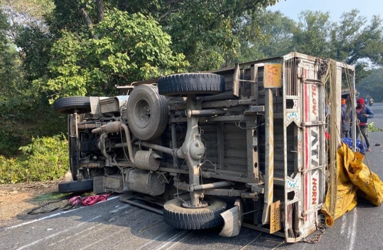 शराब लदा वाहन पल्टा,बाल-बाल बचे लोग.