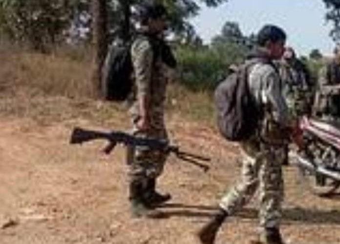 बालूमाथ में पुलिस और नक्सली के बीच हुई मुठभेड़, पुलिस को भारी पड़ता देख भागे नक्सली.