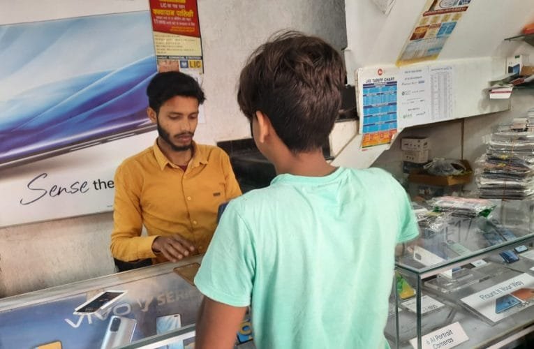 चुटिया थाना क्षेत्र में दुकानों/प्रतिष्ठानों की जांच, कोविड-19 के दिशा निर्देशों के उल्लंघन पर की गयी कार्रवाई.