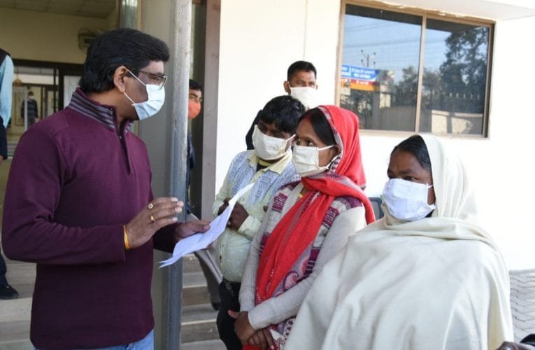 मुख्यमंत्री आवास पर जनता की समस्याओं को सुनते हुए मुख्यमंत्री श्री हेमंत सोरेन.