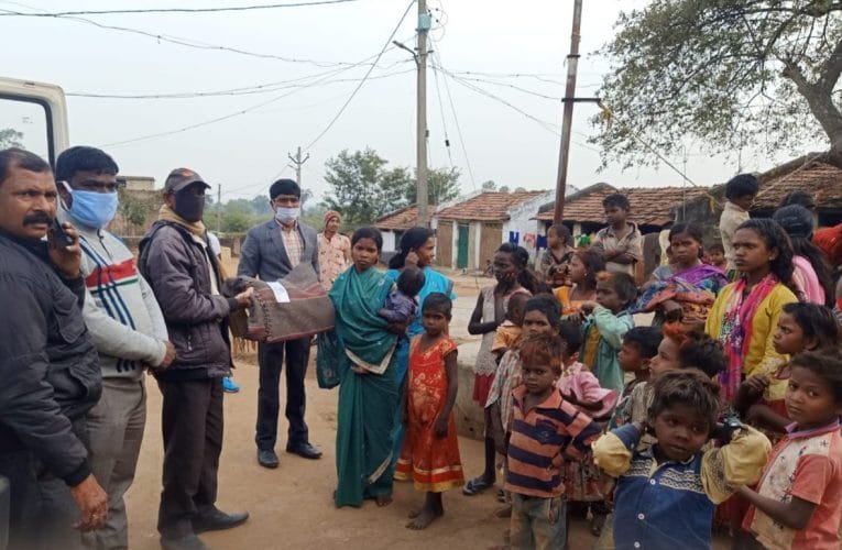 पदाधिकारियों के द्वारा दारू के बिरहोर टोला और हरिजन टोला में बाँटा गया कम्बल.