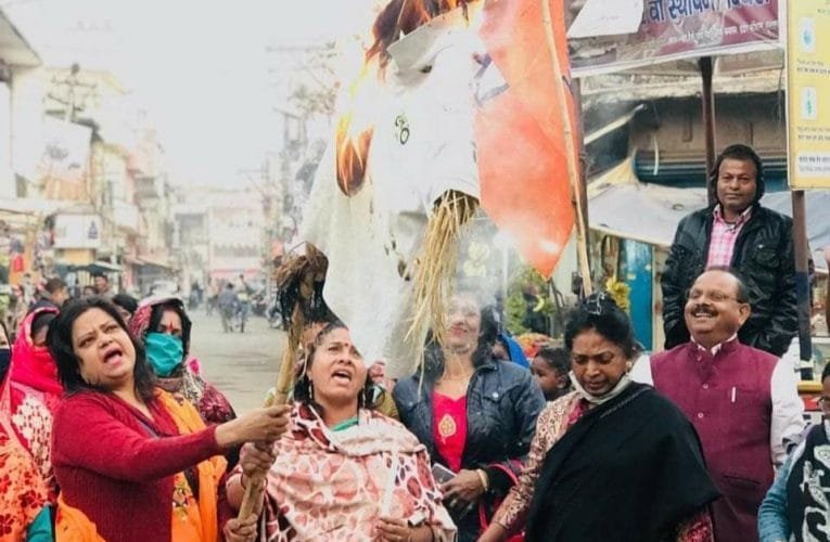 भाजपा महिला मोर्चा  ने किया मुख्यमंत्री का पुतला दहन.