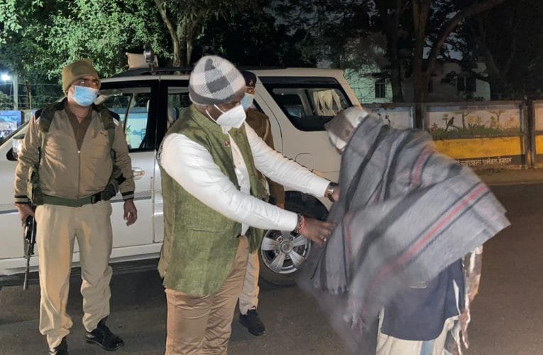 लगातार गिरते पारा और बढ़ती ठंड को देखते हुए उपायुक्त ने असहाय गरीबों के बीच कंबल का वितरण किया.