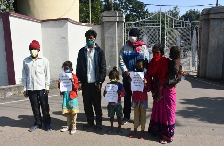 अपनी जमीन वापस करनें की गुहार लगाने मुख्यमंत्री आवास पहुंचा पीड़ित परिवार.