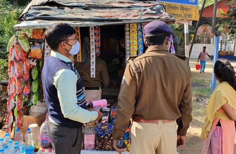 पान मसालों एवं सार्वजनिक स्थान पर धूम्रपान एवं खुला सिगरेट बेचने वालों के खिलाफ कार्रवाई की गई.