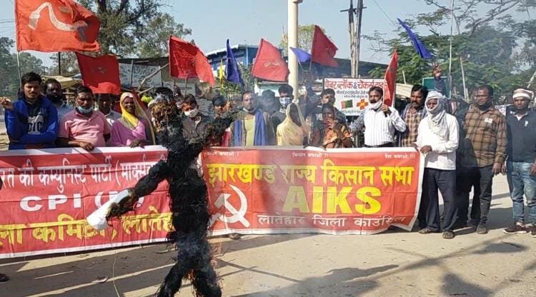 आंदोलनकारी किसानों पर पुलिसिया दमन के खिलाफ प्रदर्शन.