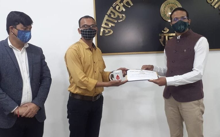 प्लाज्मा दान करनेवाले जवानों को प्रशस्ति पत्र एवं प्रतीक चिन्ह देकर किया गया सम्मानित.