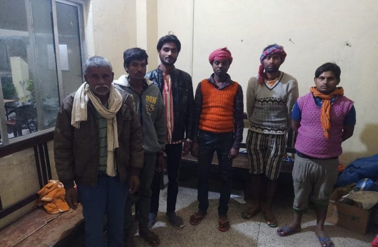 गढ़वा पुलिस नें अड्डाबाजी और नशाखोरी करनें वालों पर कसा शिकंजा.