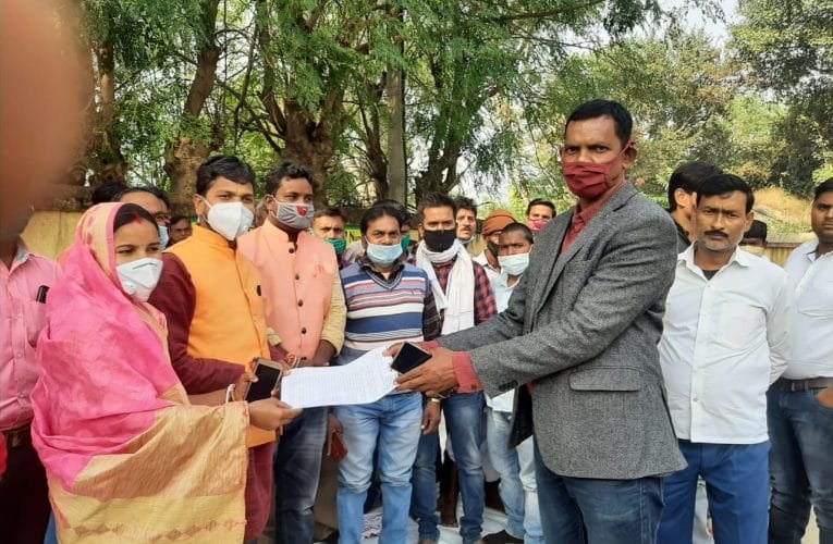 6 सूत्री मांगो को लेकर डुमरी प्रखंड मुख्यालय में ग्रामीणों की  एक दिवसीय धरना.