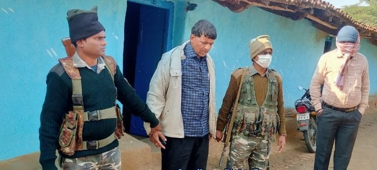 पंचायत सेवक चार हज़ार रूपये रिश्वत लेते गिरफ्तार.