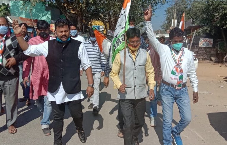 झारखंड प्रदेश प्रोफेशनल कांग्रेस कमिटी के अध्यक्ष आदित्य विक्रम जायसवाल भारत बंद को सफल बनाने के लिए सड़क पर उतरे.