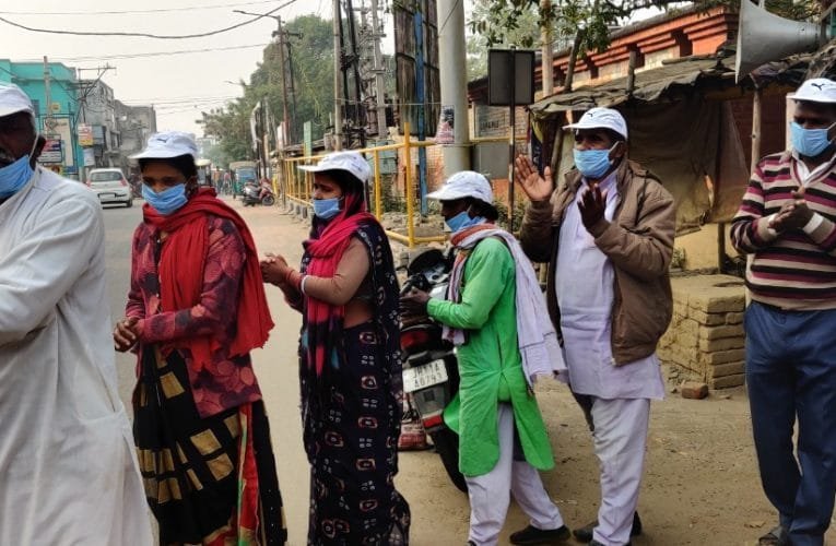 उपायुक्त गिरिडीह के निर्देश पर कोरोना से बचाव व मतदाता जागरूकता हेतु नुक्कड़ नाटक के माध्यम से लोगों को किया जा रहा है जागरुक.