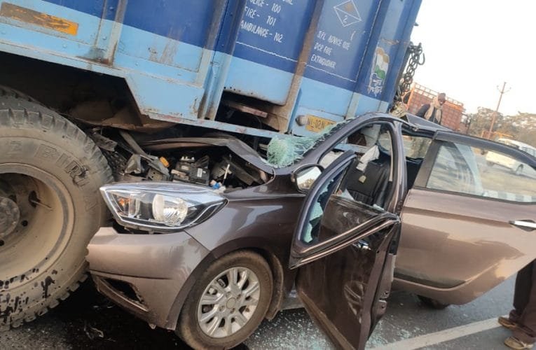 बारात से लौट रही कार ने सड़क किनारे खड़ी ट्रक में मारी टक्कर 4 की मौत, 1 घायल.