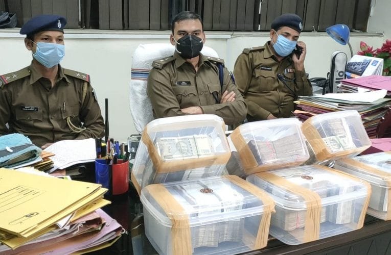 चार करोड़ गबन के राशि के मामले में दो गिरफ्तार.