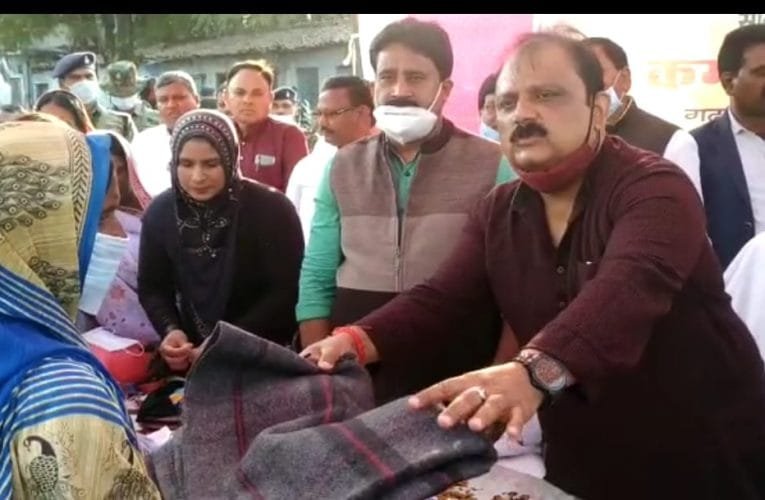 गरीब असहायों के बीच हजारों कम्बल वितरण समारोह का आयोजन किया गया.