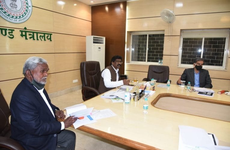 मुख्यमंत्री हेमंत सोरेन ने झारखंड मंत्रालय में उद्योग विभाग की  समीक्षा की.