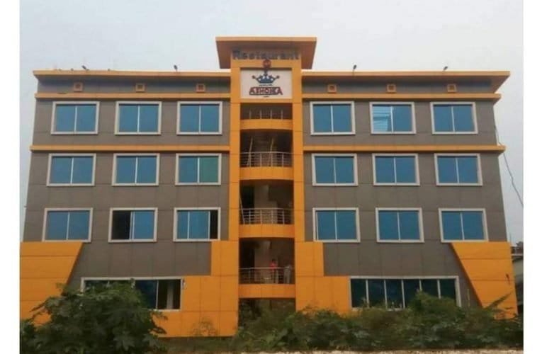 होटल की पांचवीं मंजिल से कूदने वाले युवक की आज इलाज के लिए बाहर ले जाते वक्त हुई मौत.