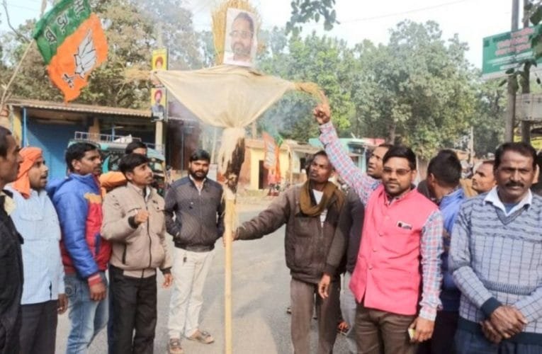 गिरीडीह भाजपा में घमासान शुरू, नाराज कार्यकर्ताओ नें फूंका जिला अध्यक्ष का पुतला.