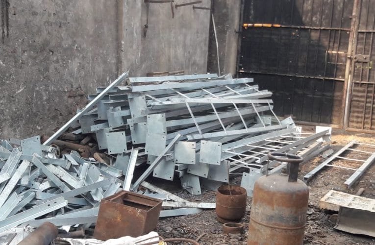 ओम इंडस्टीज कारखाना में पुलिस का छापा भाड़ी मात्रा में मिला मोबाइल टावर के उपयोग करने वाले लोहे.