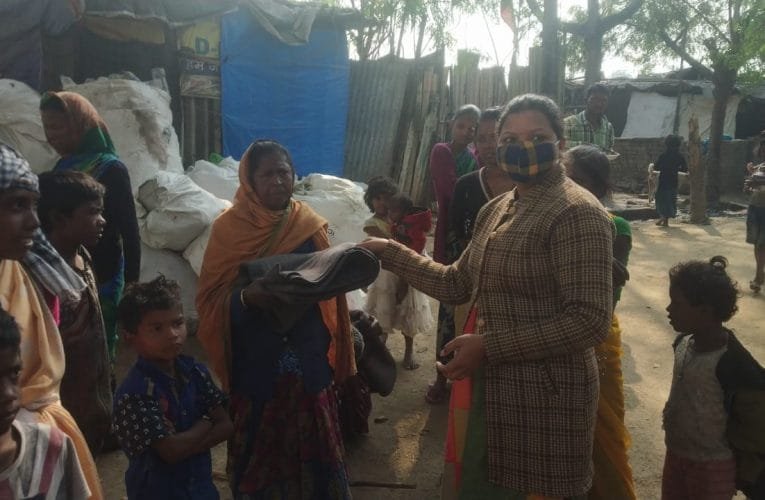 जिला प्रशासन रामगढ़ द्वारा गरीब एवं असहाय व्यक्तियों को उपलब्ध कराया जा रहा है कंबल.