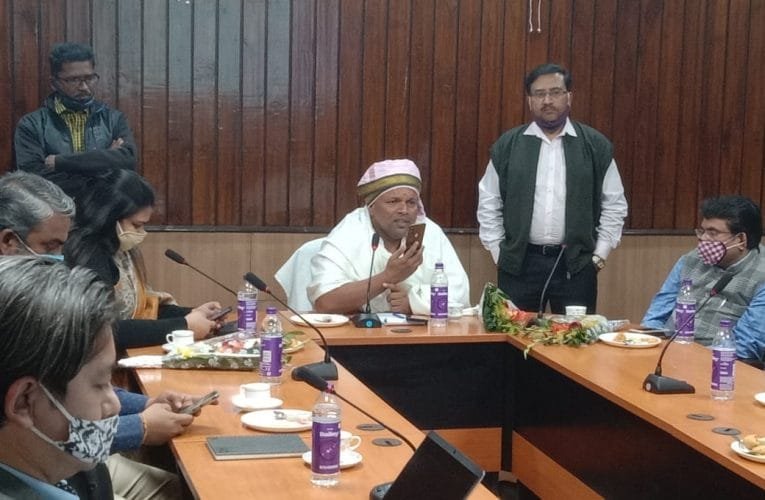 मंत्री श्री बादल ने किसानों से टेली कॉन्फ्रेंसिंग के जरिए बातचीत की.