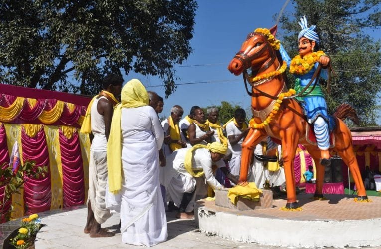 शहीद वीरनारायण सिंह शहादत दिवस पर आदमकद प्रतिमा का अनावरण किया गया.