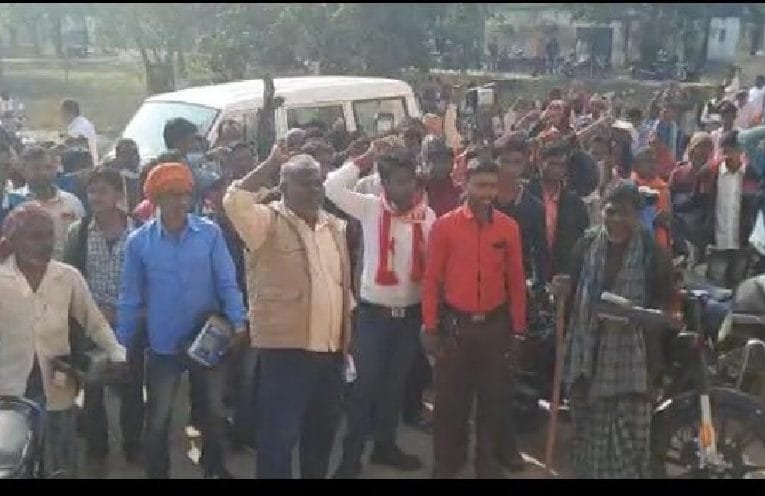 बिना बिजली आए बिजली बिल भेजे जाने के खिलाफ चुगरु के ग्रामीणों ने किया प्रखंड कार्यालय का घेराव