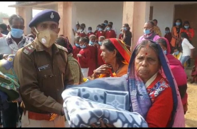 समुदायिक पुलिसिंग के तहत कार्यक्रम में ग्रामीणों एवं बच्चों के बीच बांटे गए आवश्यक सामान.