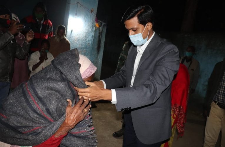 गरीब, असहाय एवं जरूरतमंदों के बीच कंबल वितरण किया गया.