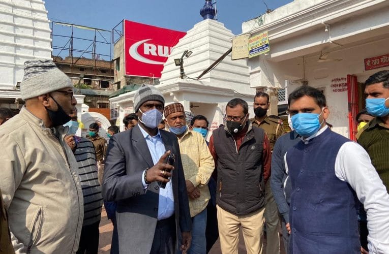 उपायुक्त ने मंदिर प्रांगण का निरीक्षण कर श्रद्धालुओं व पुरोहित समाज के लोगों से मास्क लगाने का किया आग्रह.