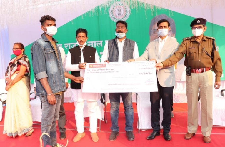 झारखंड सरकार के एक वर्ष पूरे होने पर परिसंपत्तियों का वितरण किया गया.