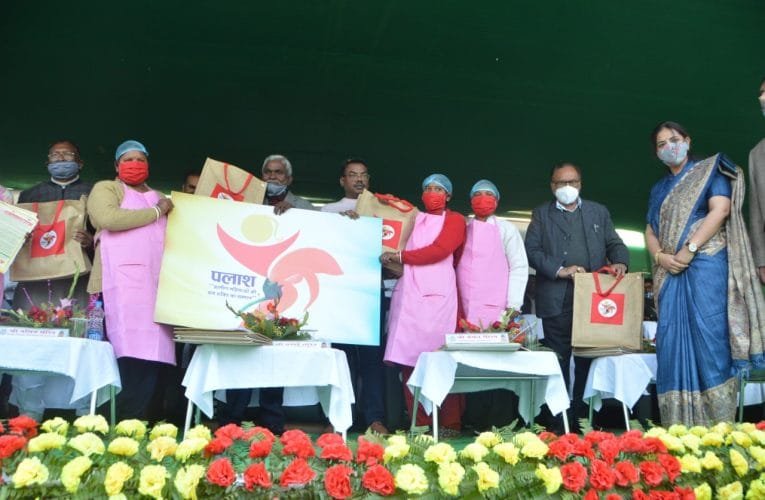 दुमका में राज्य सरकार के कार्यकाल के एक वर्ष पूरे होने पर हुआ भव्य समारोह का आयोजन.