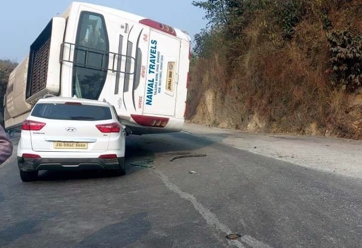 अनियंत्रित बस कार के ऊपर पलटी, गाड़ियों को बचाने में ट्रक टकराया पहाड़ से.