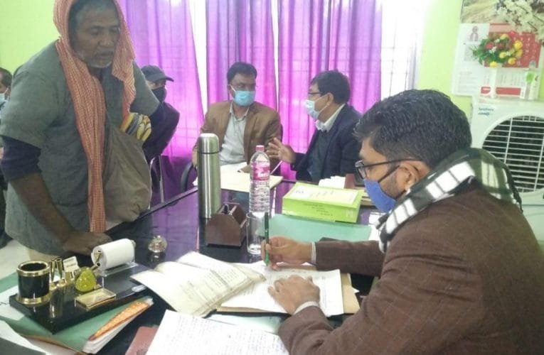 बालूमाथ में संचालित योजनाओं की जमीनी हकीकत जानने पहुंचे उपायुक्त