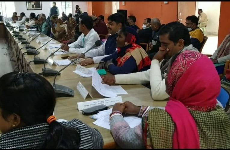 जिला परिषद अध्यक्ष की अध्यक्षता में जिला परिषद की मासिक  बैठक आहूत