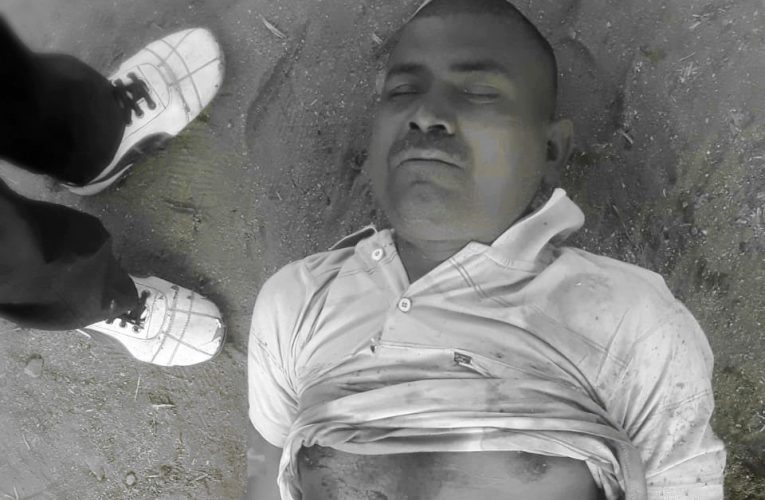 जमीन विवाद में नक्सली ने ग्रामीण की हत्या की तो ग्रामीणों ने लाठी से पीट पीटकर नक्सली और उसकी पत्नी को मार डाला.